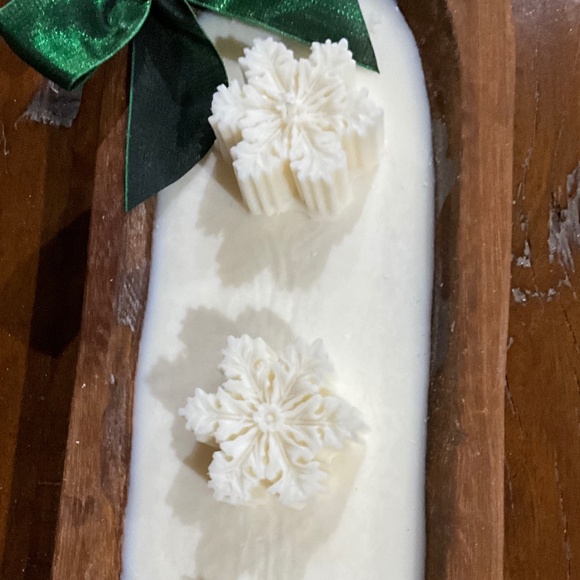 Hand Carved Wood Dough Bowl 3 Wick Vanilla, Caramel & Spice Snowflake Soy Candle - Picture 6 of 7
